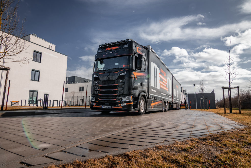 Stengel LKW Serverschrank Anlieferung